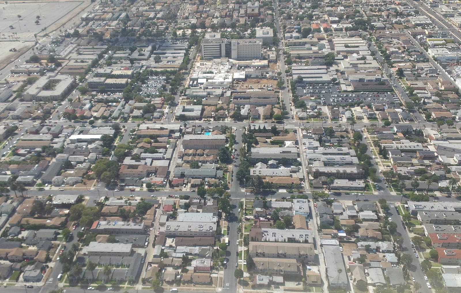Vista aérea de edificios de apartamentos en el Condado de Los Ángeles